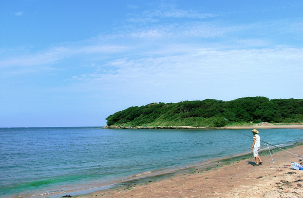 ②沖ノ島の渡り口（沖ノ島海水浴場）