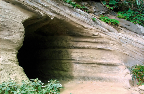 ⑫洞窟口（壕・戦跡）